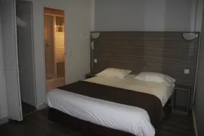 HOTEL PARIS PANAM-PERE LACHAISE-PLACE GAMBETTA-HOPITAL TENON-REPUBLIQUe - Værelse