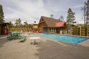 Cimarron Chalet - Grand domaine familial avec un emplacement convoité en ville - Piscine
