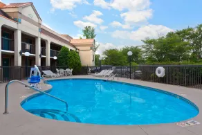 Super 8 by Wyndham Huntersville/Charlotte Area - Piscine