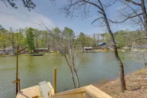 Lakefront Delta Cabin Rental w/ Boat Dock + Deck! - Innenbereich