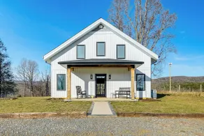 Peaceful Farmhouse Retreat 6 Mi to Virginia Tech! - Innvendig