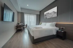 Residence on Opus Bay - Balmoral Tower Hotel - Room