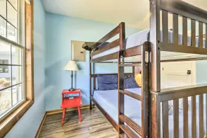 Mears Abode w/ Pool Access, Near Silver Lake! - Interiör
