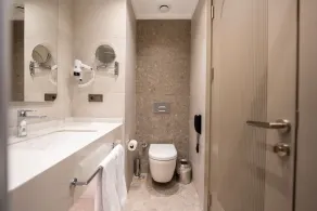 Reiwa Business Hotel - Bathroom
