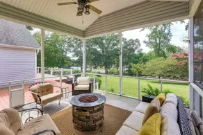 Waterfront Estate w/ Game Room & Dock! - Interiör