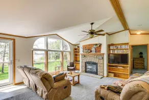 Portage Lake Home w/ Boat Dock, Yard & Fire Pit - Innvendig