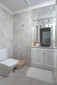 Charming 2-Bedroom Apartment with Ocean View in Carthage - Baño