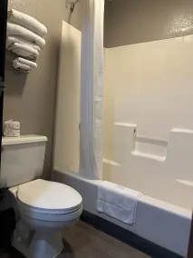 Super 8 by Wyndham Richfield Cleveland - Bathroom