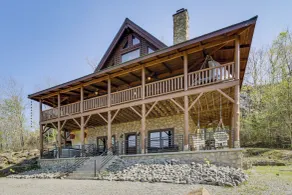 210-acre Cabin w/ Trails & Hot Tub in Tuscumbia! - Interiör