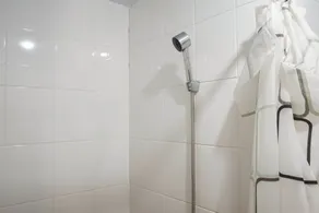 Cozy 2BR for 3 Pax Green Pramuka Apartment - Baño