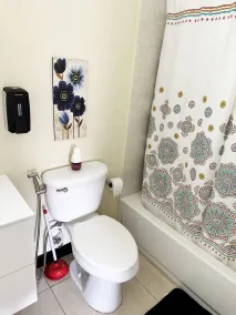 Cozy Crib 5mins from the airport - Badezimmer