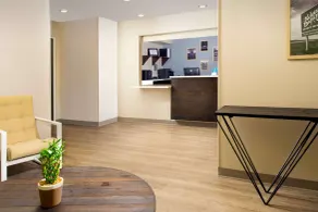 WoodSpring Suites Fargo North Near NDSU - Vestíbulo