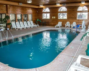 Quality Inn & Suites Loves Park near Rockford - Piscine