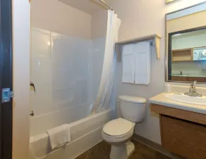 WoodSpring Suites Houston I-45 Airtex - Badezimmer
