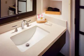 Pines Inn & Suites - Chambre