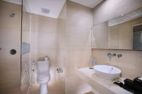 Neo Denpasar by ASTON - Bathroom