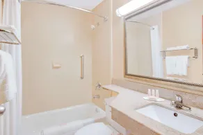 Coastal Inn & Suites - Bathroom