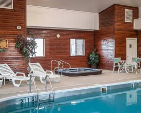 Quality Inn & Suites Boonville - Columbia - Piscine