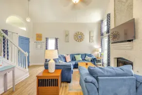 Hot Tub & Game Room: Spacious Live Oak Home! - Intérieur