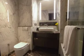 Le Royal Meridien Chennai - Bathroom