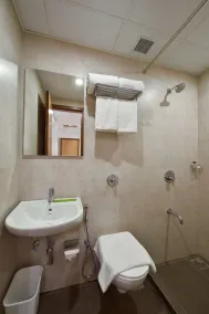 Hotel Leafio-Near Airport - Bathroom