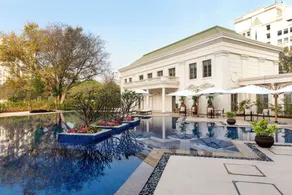 DLF Club 4 - Piscina