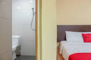 RedDoorz Syariah near Pasar Modern Cikopo - Bathroom
