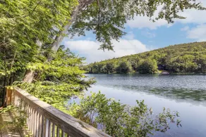 Lakefront Home w/ Decks & Views in Newbury - Interiör