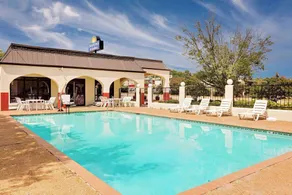 Days Inn & Suites by Wyndham Starkville - Piscine