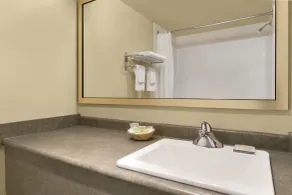 Colonial Square Inn & Suites - Salle de bain