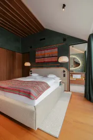 Hotel Kristberg in Lech with SPA, outdoor pool and view - Rum
