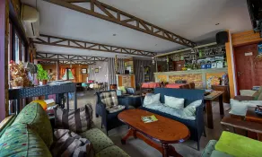 San Art Floating Hostel & Apartments - Lobby sitting area