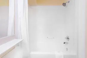 Ramada by Wyndham Hinton - Salle de bain