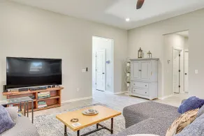 Pet-friendly Elgin Retreat w/ Patio, Grill & Yard! - Interiør