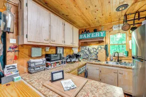 Cozy Nature Escape! Roaring Gap Cabin w/ Patio - Interiør