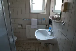 Hotel zum Grafen Hallermunt - Bathroom