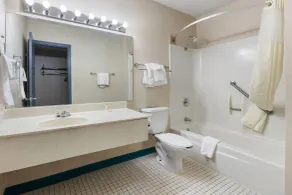 Days Inn by Wyndham Madisonville - Badrum