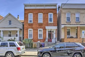 Updated Bayonne Townhome ~ 11 Mi to NYC! - Intérieur