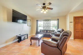 Pet-friendly Home w/ Yard ~ 3 Mi to Zoo Miami! - Intérieur