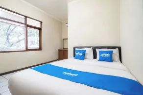 Rehat at Hotel Kurnia Karapitan - Habitación
