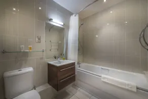 The Three Swans Hotel, Market Harborough, Leicestershire - The Coaching Inn Group - Bathroom