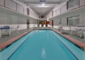 Days Inn & Suites by Wyndham Bentonville - Pool