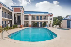 Days Inn by Wyndham Chiefland - Pool