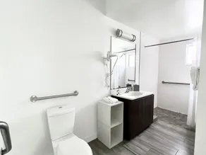 Beach Gardens - Bathroom