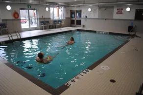 Days Inn & Suites by Wyndham Lindsay - Piscine