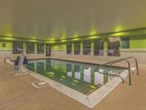 La Quinta Inn & Suites by Wyndham Cleveland Airport West - Piscine
