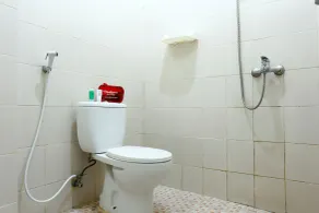RedDoorz near Adisucipto Airport 3 - Baño