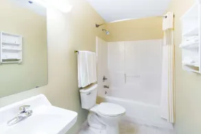Days Inn by Wyndham Wooster - Salle de bain