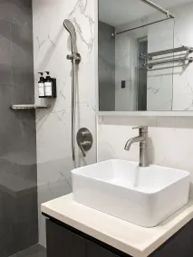 Hotel One - Bacolod - Bathroom