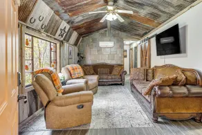 9 Mi to Hocking Hills SP: Cabin w/ Private Hot Tub - Interiör